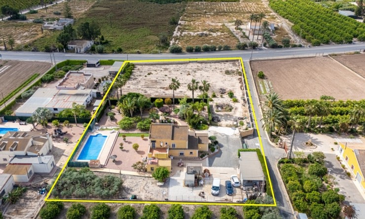 Resale - Villa -
Elche