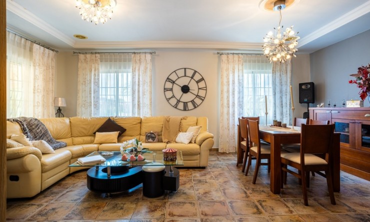 Resale - Villa -
Elche