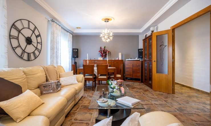 Resale - Villa -
Elche