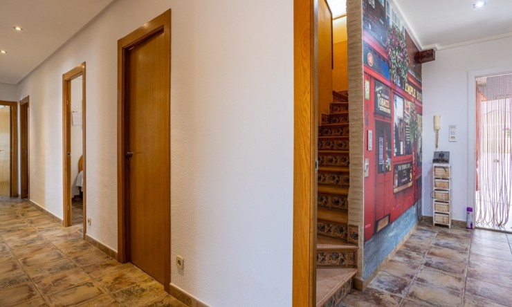 Resale - Villa -
Elche