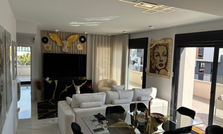 Resale - Penthouse -
Los Altos