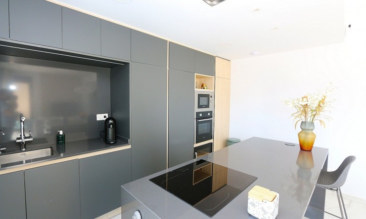 Resale - Penthouse -
Los Altos