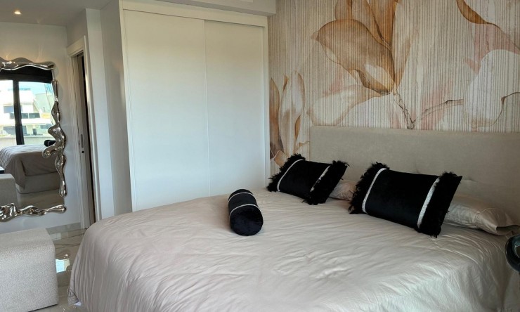 Resale - Penthouse -
Los Altos