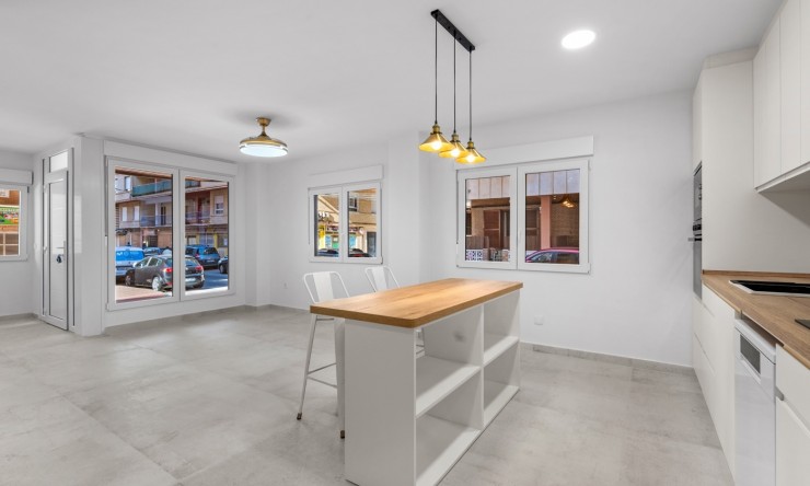 Resale - Apartment -
Torrevieja - Playa del Acequión