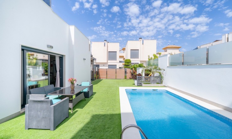 Resale - Villa -
Torrevieja
