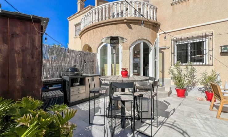 Resale - Villa -
ORIHUELA COSTA - VILLAMARTÍN