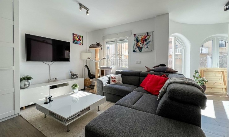 Resale - Villa -
ORIHUELA COSTA - VILLAMARTÍN