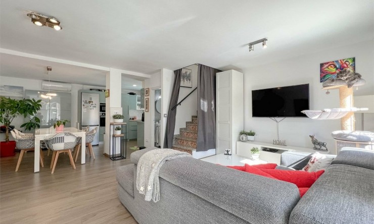 Resale - Villa -
ORIHUELA COSTA - VILLAMARTÍN