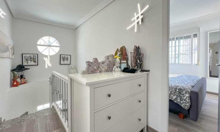 Resale - Villa -
ORIHUELA COSTA - VILLAMARTÍN