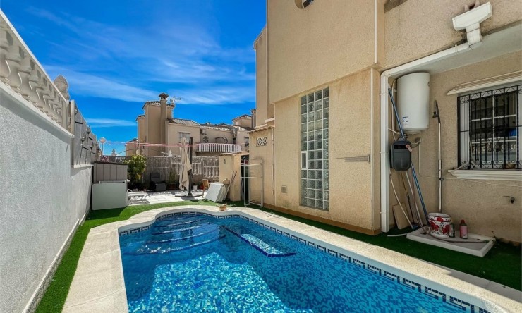 Resale - Villa -
ORIHUELA COSTA - VILLAMARTÍN