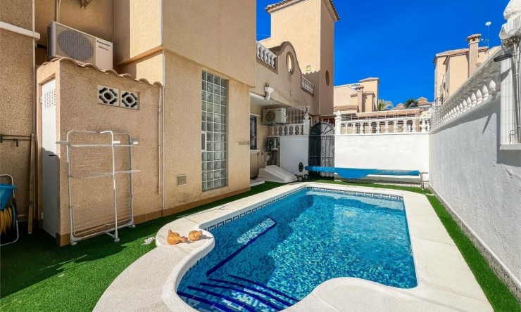 Resale - Villa -
ORIHUELA COSTA - VILLAMARTÍN