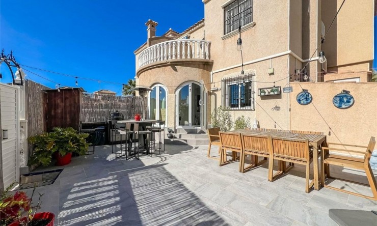Resale - Villa -
ORIHUELA COSTA - VILLAMARTÍN