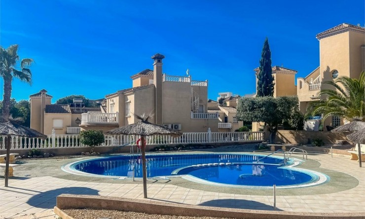 Resale - Villa -
ORIHUELA COSTA - VILLAMARTÍN