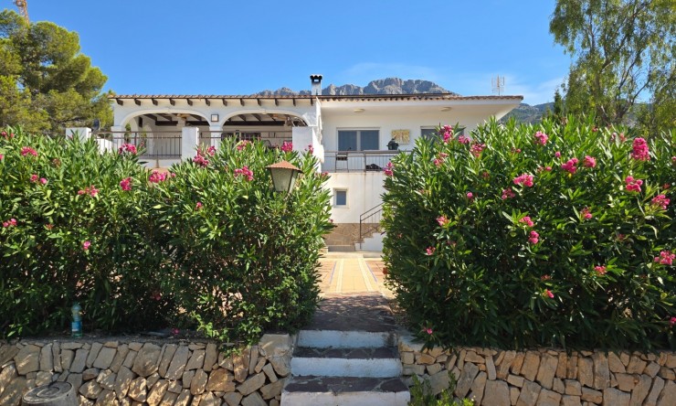 Resale - Villa -
Altea