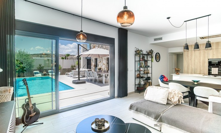 Resale - Villa -
ALGORFA - La Finca Golf