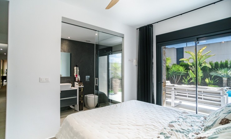 Resale - Villa -
ALGORFA - La Finca Golf