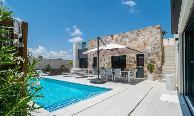 Resale - Villa -
ALGORFA - La Finca Golf