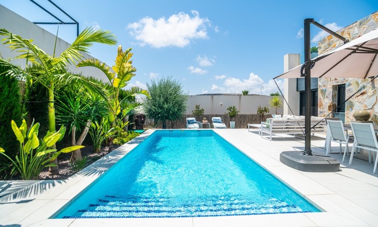 Resale - Villa -
ALGORFA - La Finca Golf