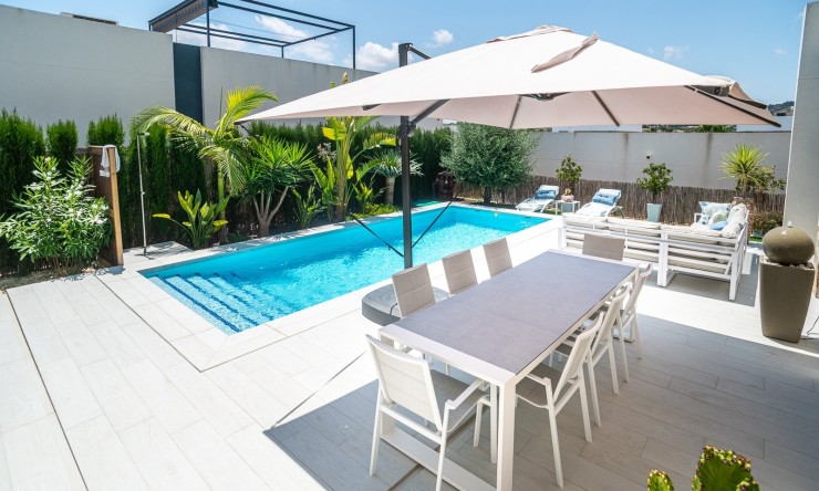 Resale - Villa -
ALGORFA - La Finca Golf