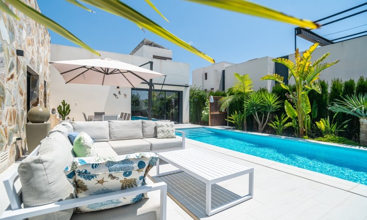 Resale - Villa -
ALGORFA - La Finca Golf