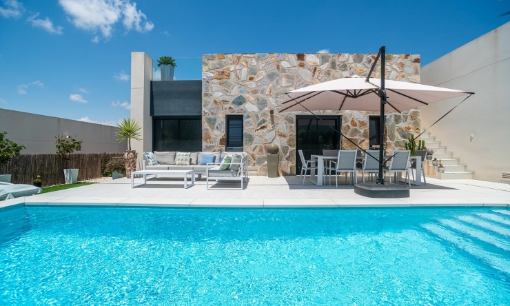 Resale - Villa -
ALGORFA - La Finca Golf