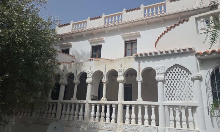 Resale - Villa -
Denia