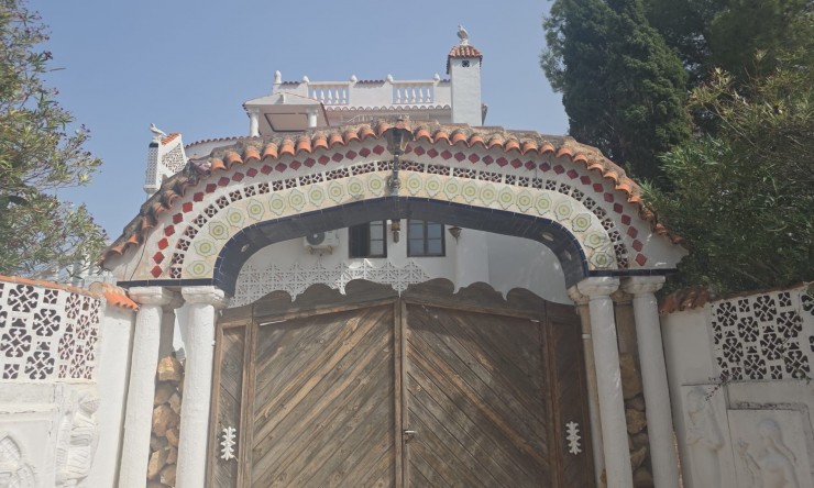 Resale - Villa -
Denia