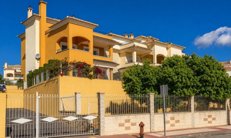 Resale - Apartment -
Altaona Golf and Country Club