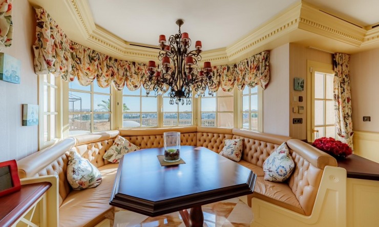 Resale - Villa -
Benalmadena