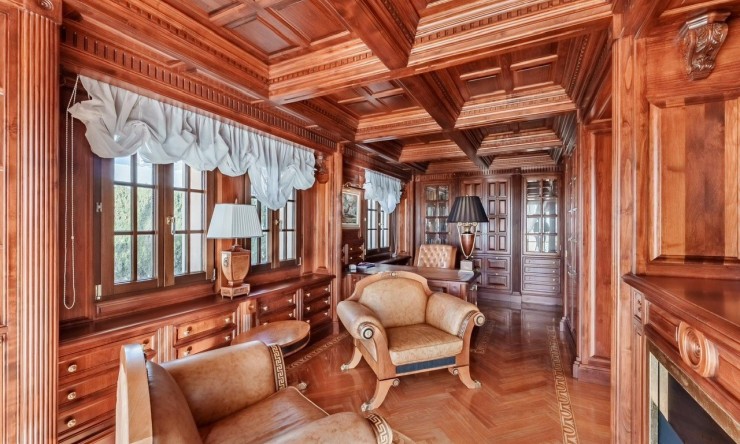 Resale - Villa -
Benalmadena