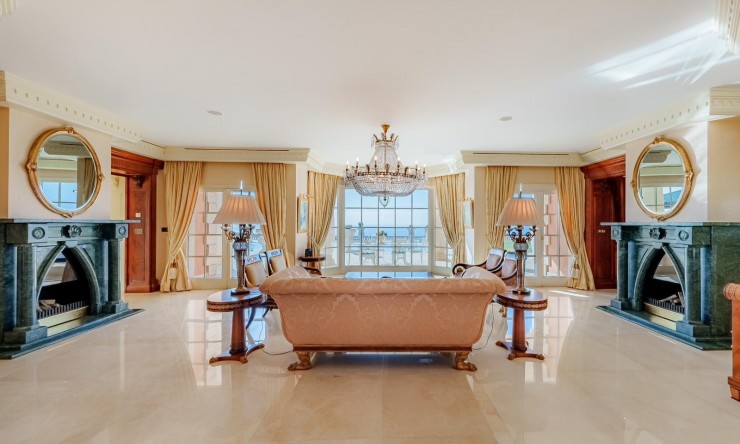 Resale - Villa -
Benalmadena