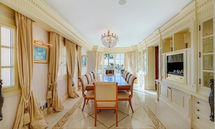 Resale - Villa -
Benalmadena