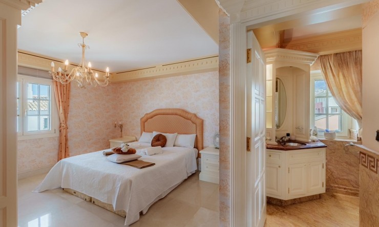 Resale - Villa -
Benalmadena