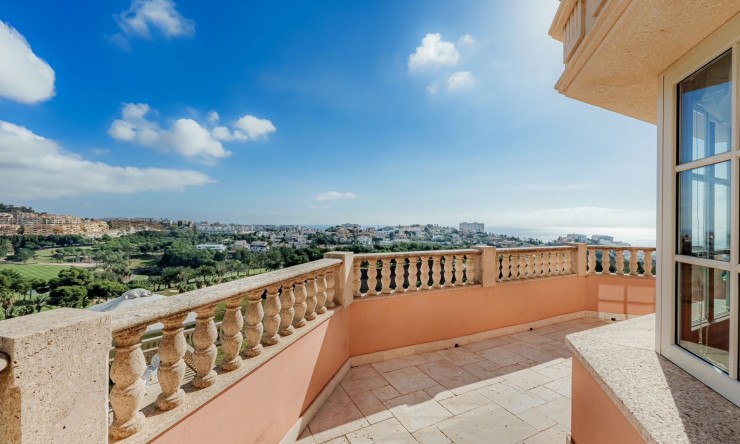 Resale - Villa -
Benalmadena