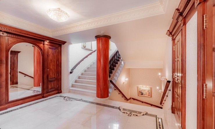 Resale - Villa -
Benalmadena