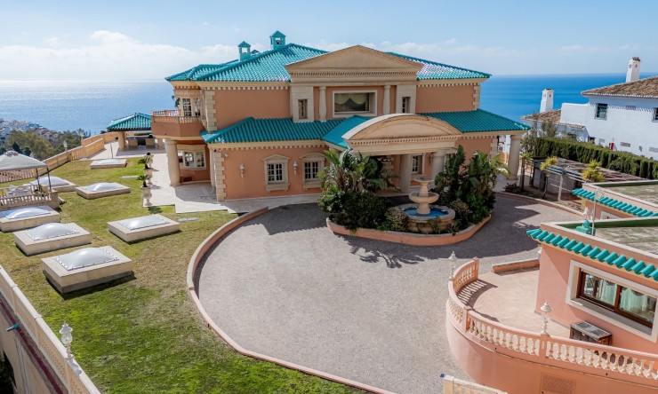 Resale - Villa -
Benalmadena