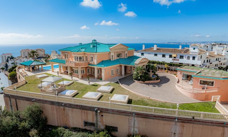 Resale - Villa -
Benalmadena