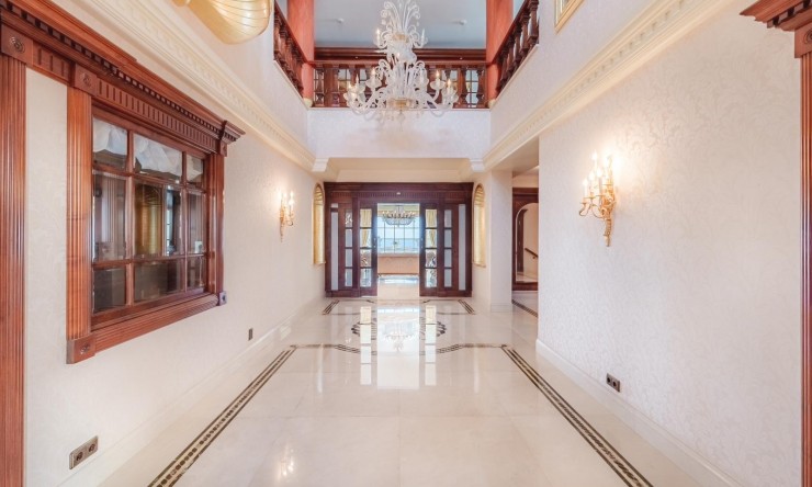 Resale - Villa -
Benalmadena