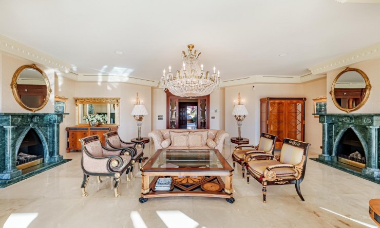 Resale - Villa -
Benalmadena