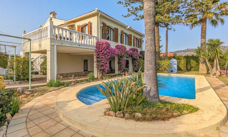 Resale - Villa -
Pedreguer - March