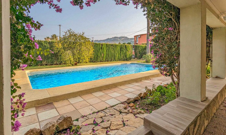 Resale - Villa -
Pedreguer - March