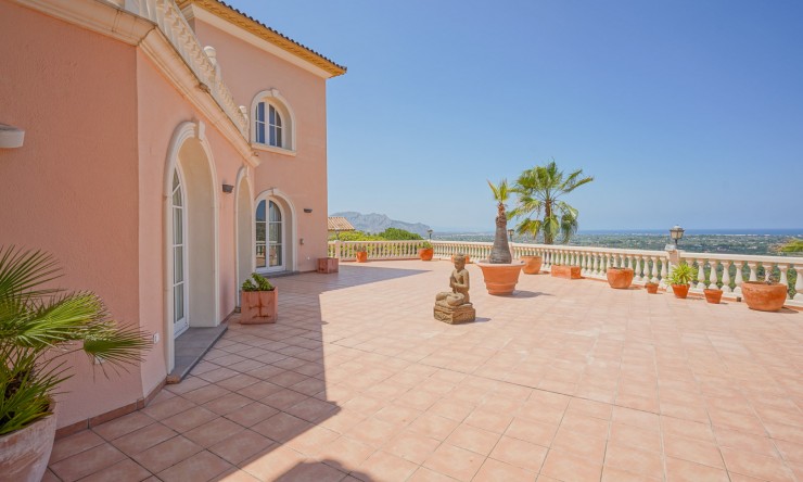 Resale - Villa -
Pedreguer - La Sella