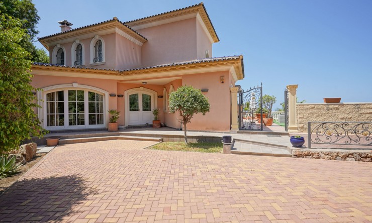 Resale - Villa -
Pedreguer - La Sella