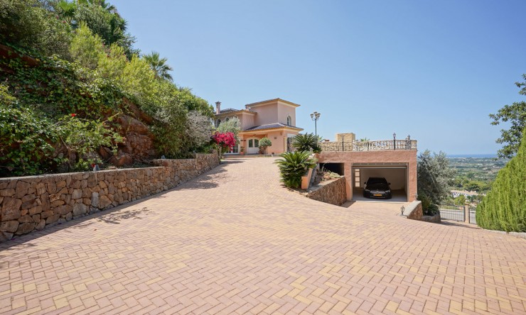 Resale - Villa -
Pedreguer - La Sella