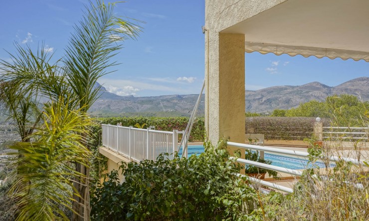 Resale - Villa -
Calpe - La Empedrola