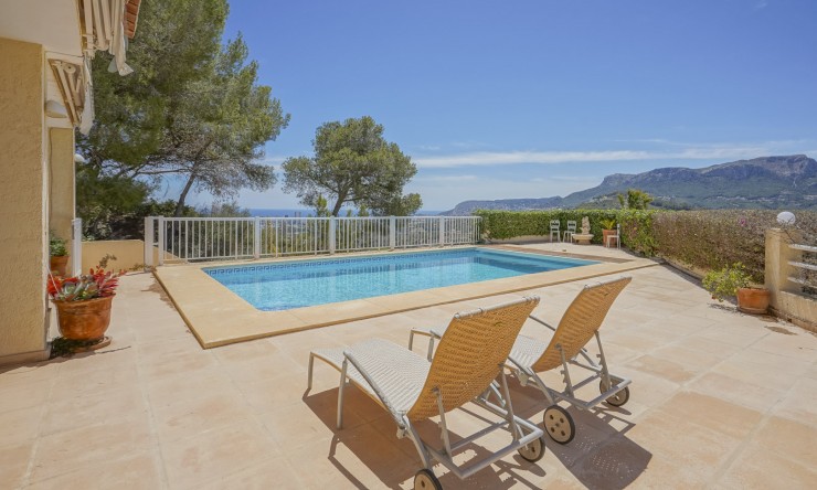 Resale - Villa -
Calpe - La Empedrola