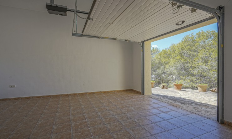 Resale - Villa -
Calpe - La Empedrola