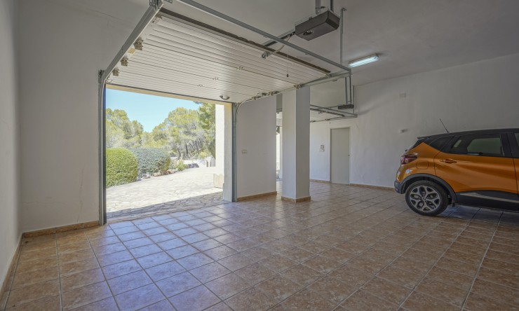 Resale - Villa -
Calpe - La Empedrola