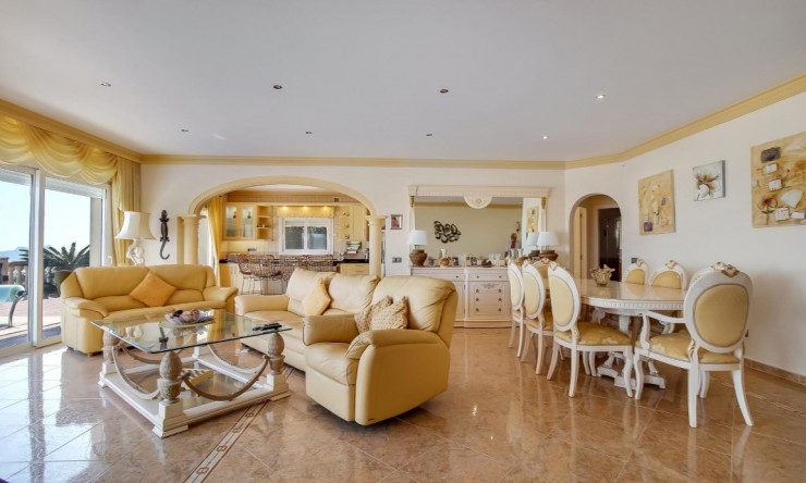 Resale - Villa -
Moraira - Benimeit